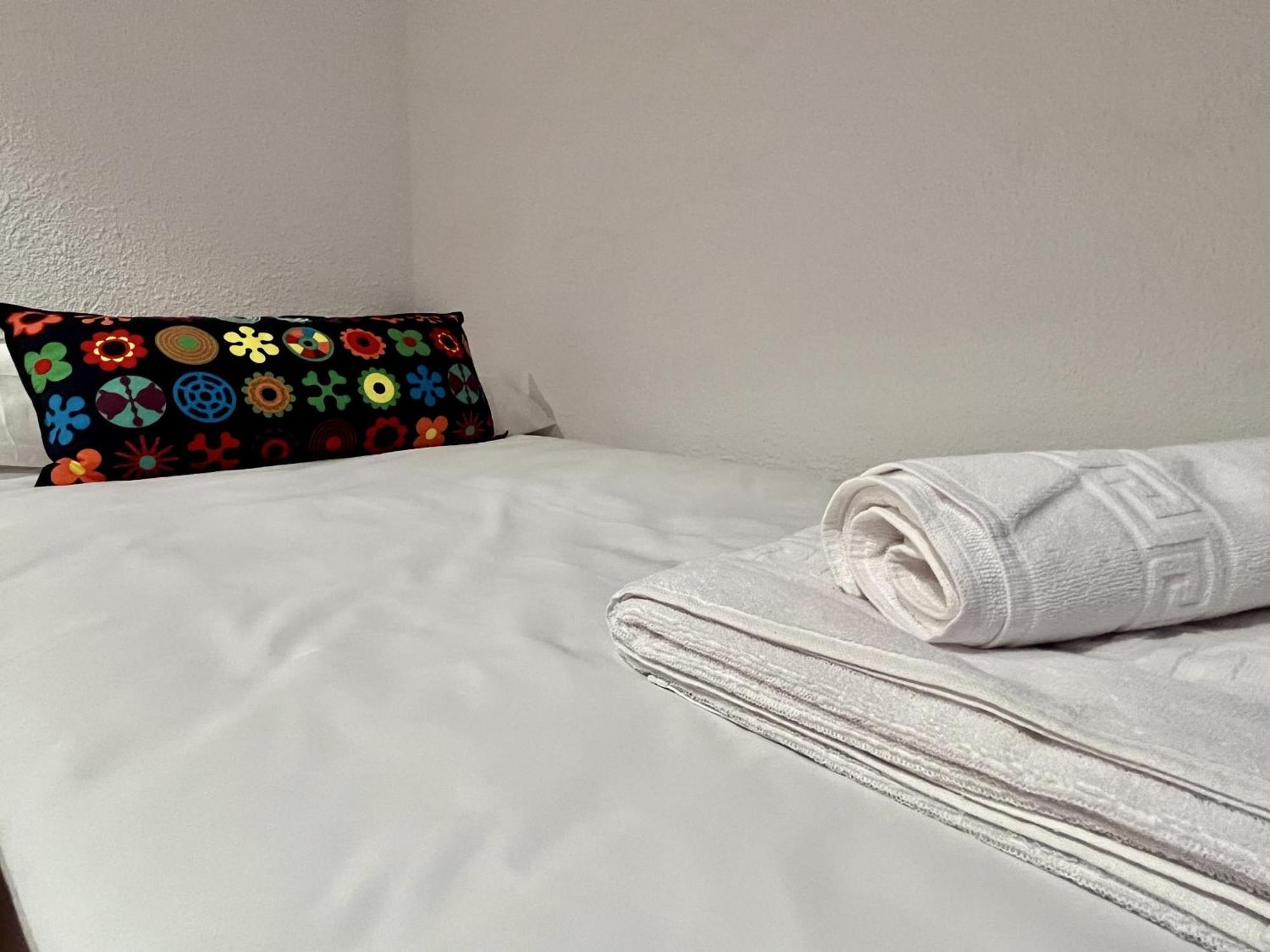 Hostal Nomadas By Gloove Villalba de la Sierra Buitenkant foto